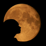 Frau vor Mond