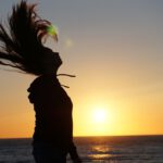 Frau vor Sonnenuntergang